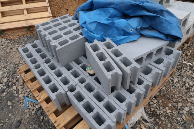 建設現場のパレット上のコンクリートブロック