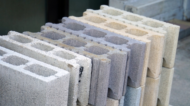 整然と積まれた建設用ブロック